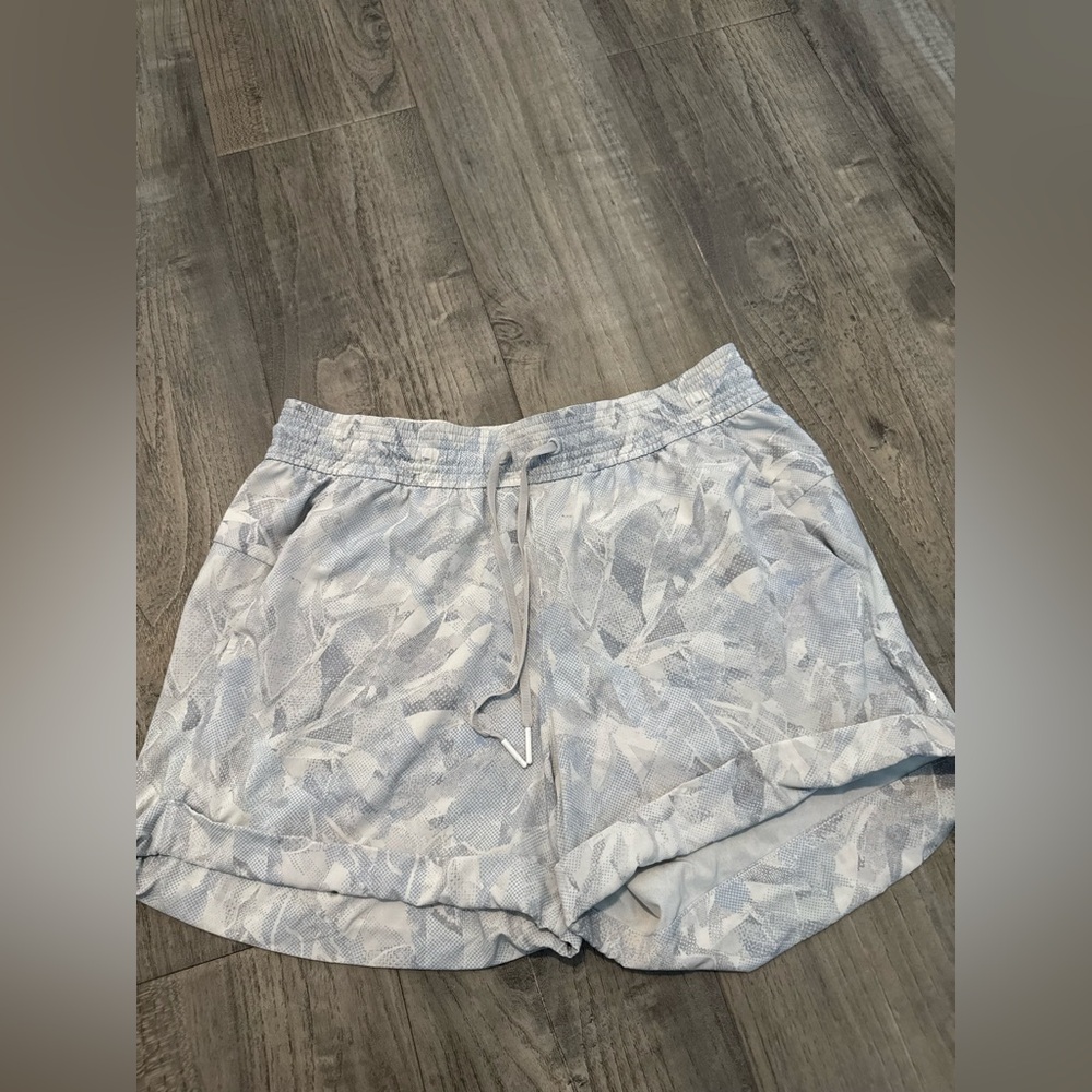 Lululemon womens shorts size 8